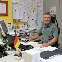 Bürgermeister Rudolf Schneider an seinem Arbeitsplatz